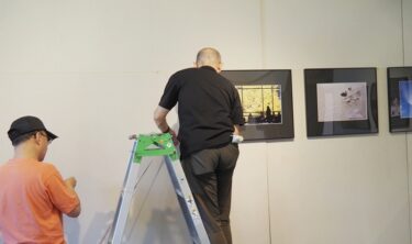 写真の展示作業